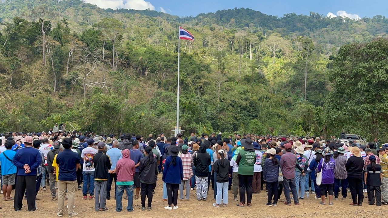 'ชาวบ้าน-ข้าราชการ' รวมพลังร้องเพลงชาติไทย หลังสร้างถนนเลียบชายแดนสำเร็จ