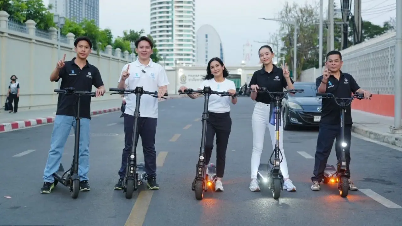 'ดร.การดี' นำ 'เกม พงศ์พล' ขับขี่สกู๊ตเตอร์ไฟฟ้าหาเสียงเลือกตั้ง 2569 เขต 7 กทม.