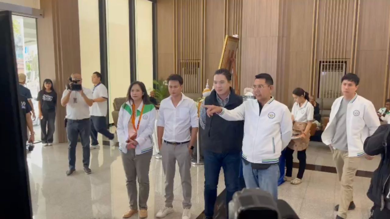 'อิ๊งค์' เข้าพรรคเพื่อไทย 'แกนนำพรรคประชาชน' ประชุมเข้ม รอลุ้นผลคะแนน