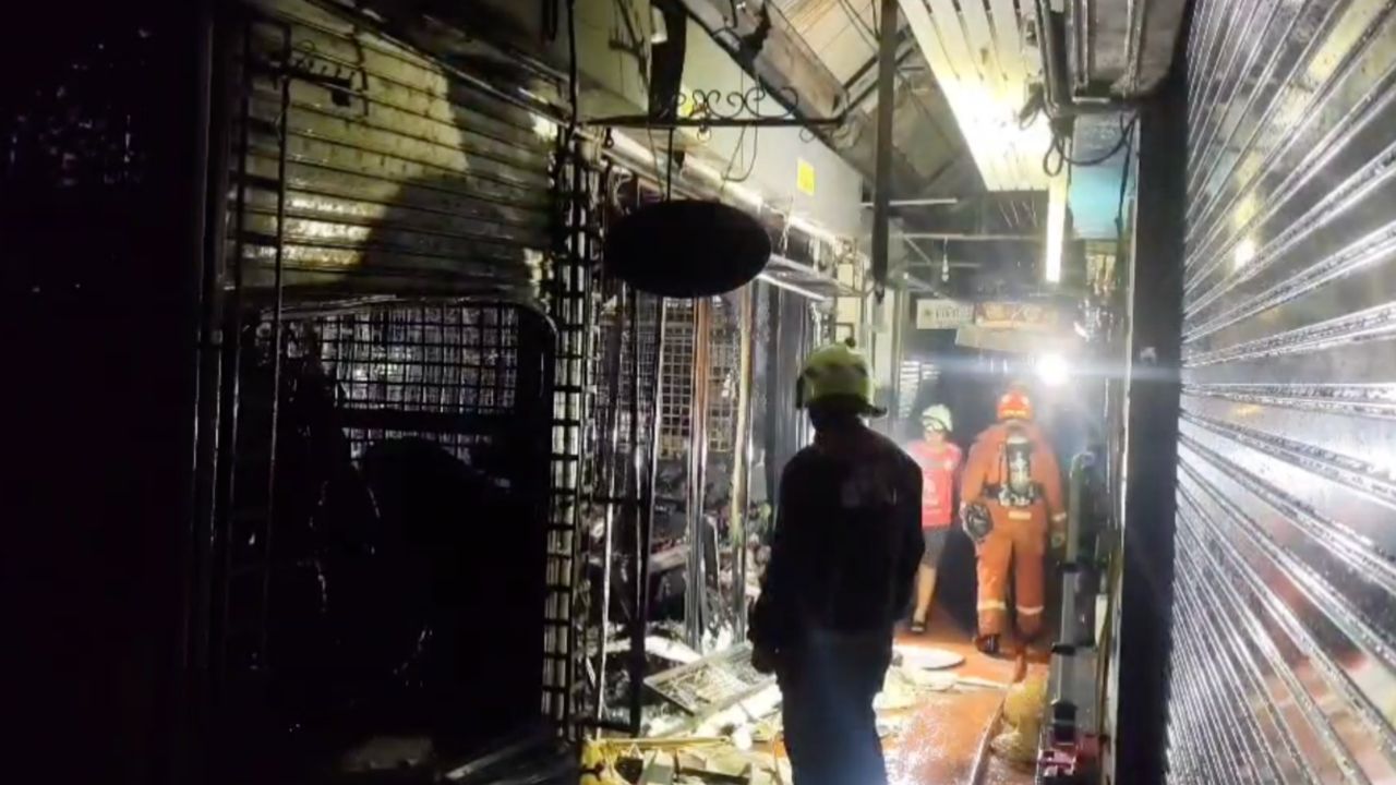 ไฟไหม้ร้านค้าในตลาดนัดจตุจักร เพลิงสงบแล้ว เสียหาย 2 ล็อก รวม 28 ร้านค้า