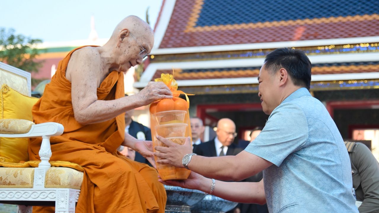 หลังเข้าเฝ้า 'สมเด็จพระสังฆราช' นายกฯ สวมสร้อยประคำไม้พะยูง บอกติดตลก 'พยุงไม่ให้ล้ม'