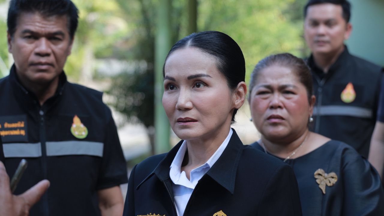 'นฤมล' น้ำตาคลอ เยี่ยมนักเรียนจากเหตุบุกยิง ที่ จ.สงขลา ย้ำดูแลเต็มที่ทั้งรักษา-เยียวยาจิตใจ