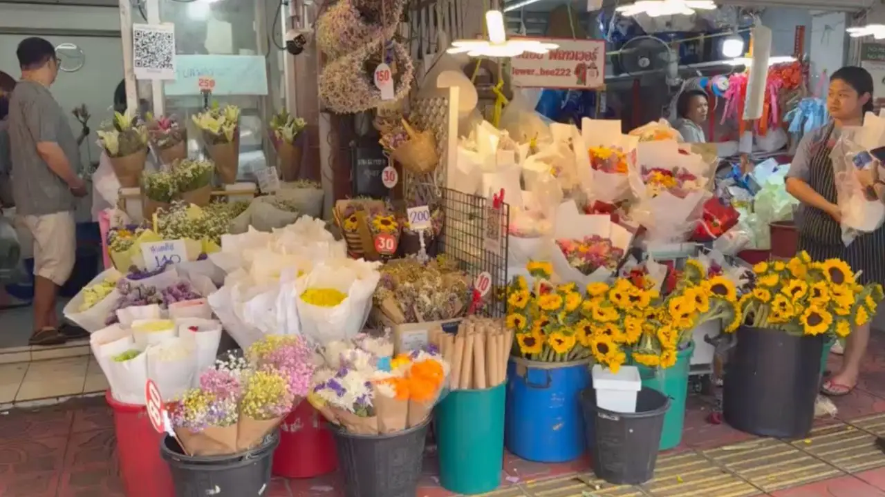 วาเลนไทน์ปากคลองตลาดคึกคัก คนแห่ชมดอกไม้ แต่ยอดขายไม่พุ่งเหตุราคาสูง