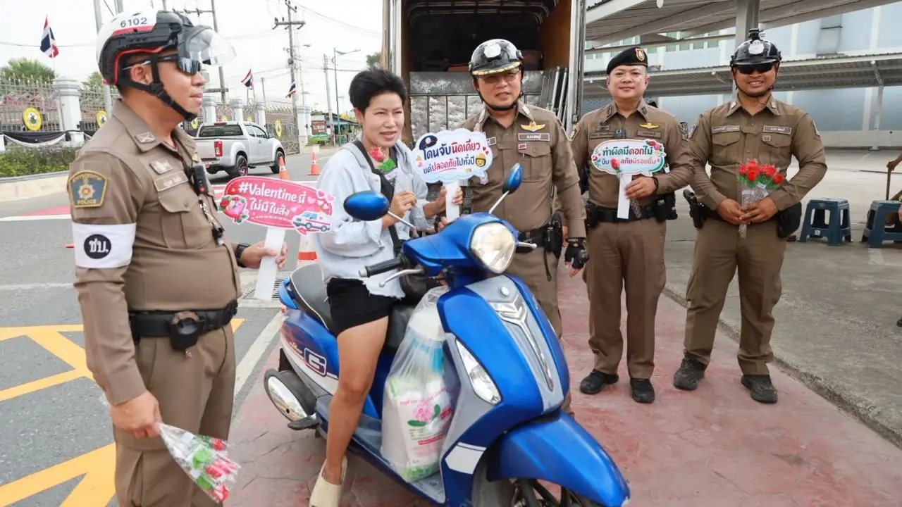 เพราะรักจึงจับ ตำรวจ สภ.ดอนหัวฬ่อ แจกดอกกุหลาบแทนใบสั่ง วันวาเลนไทน์