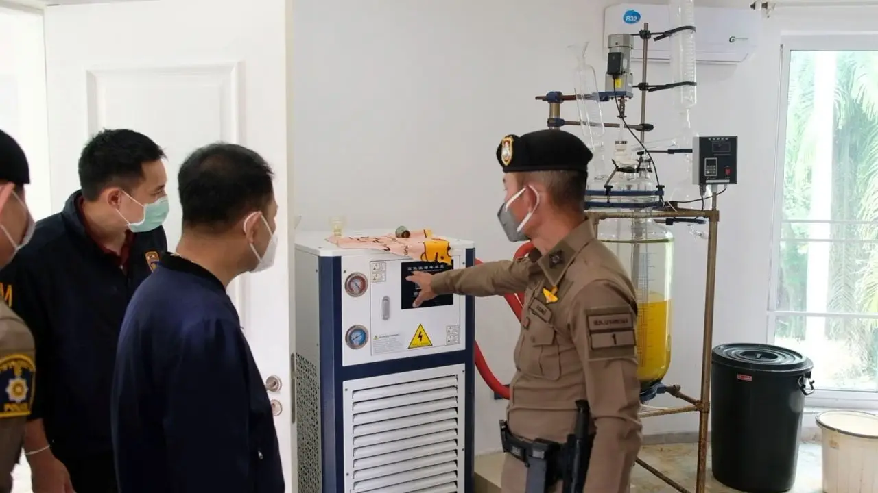 ผู้ว่าฯ รุดตรวจห้องแล็บชาวจีน กำชับเร่งนำสารเคมีพิสูจน์สารเสพติด คาดรู้ผล 1-2 วัน
