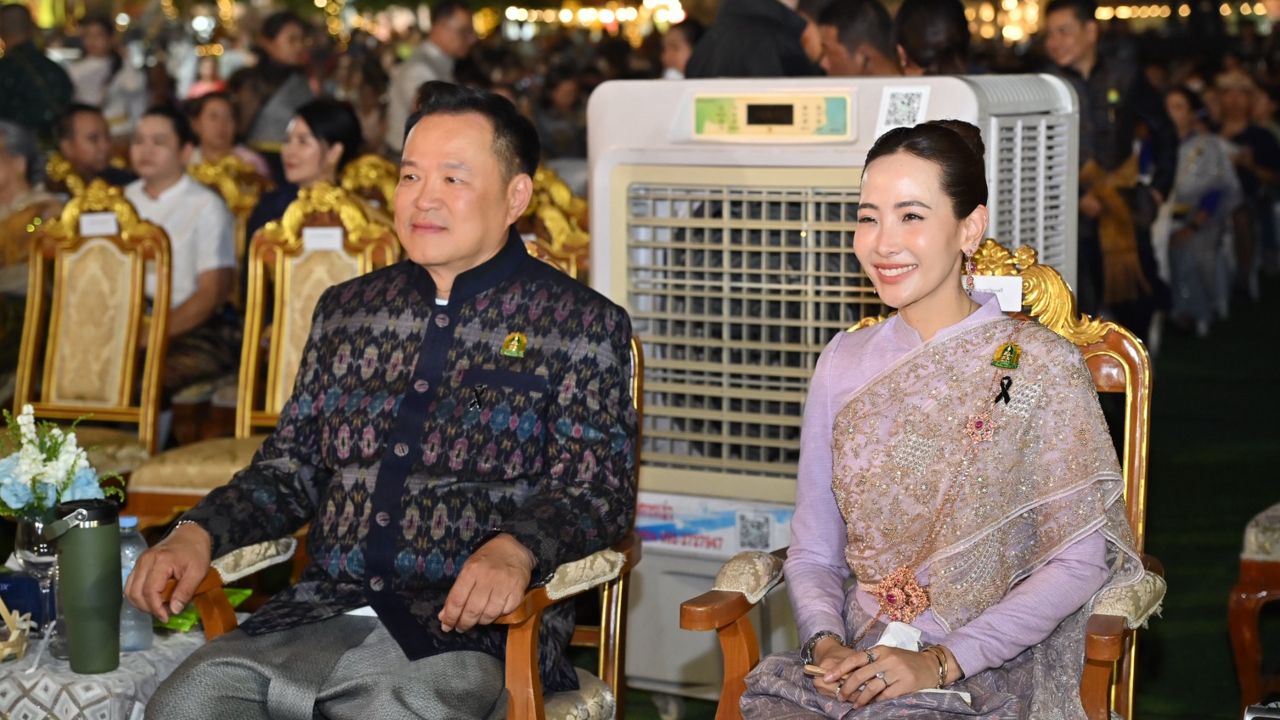 นายกฯ - ภริยา แต่งชุดไทย เปิดงานแผ่นดินสมเด็จพระนารายณ์ฯ บอกชาวลพบุรี คนละครึ่งมาแน่