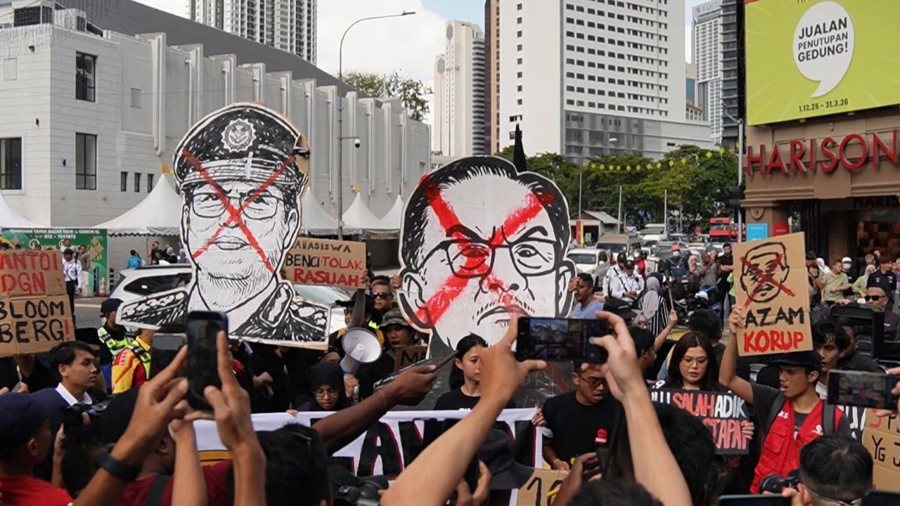 ชาวมาเลเซียแต่งดำ ชุมนุมเรียกร้องจับกุมประธาน ป.ป.ช. ปมถือหุ้นบริษัท-ใช้อำนาจมิชอบ