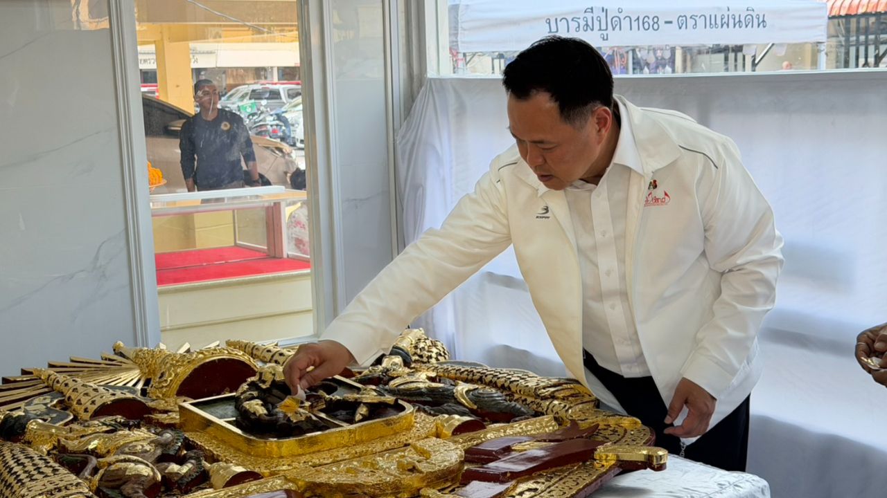 นายกฯ สักการะ 'หลวงปู่ดำ-ตราแผ่นดิน' ที่ สน.พระราชวัง ต่อด้วยรูปเหมือน 'หลวงปู่ศิลา'