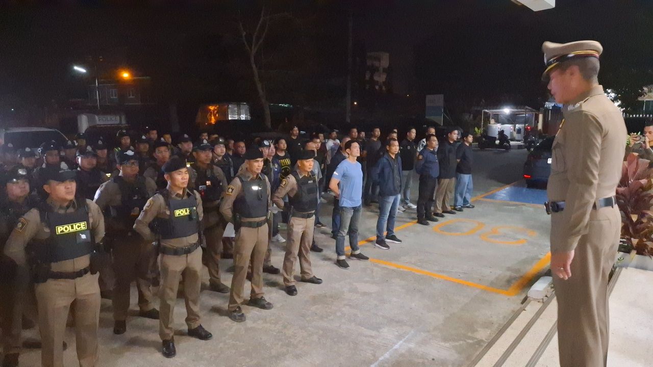 'ลาดหลุมแก้ว' เร่งระดมกำลังเจ้าหน้าที่ ล่าตัวผู้ต้องหา พกอาวุธปืน-หนีการจับกุม