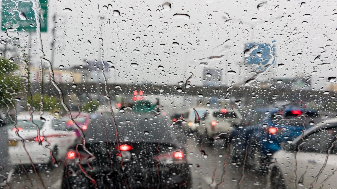 สภาพอากาศวันนี้ กรมอุตุนิยมวิทยา เปิดรายชื่อจังหวัด ยังมีโอกาสเจอ 'ฝนตก'