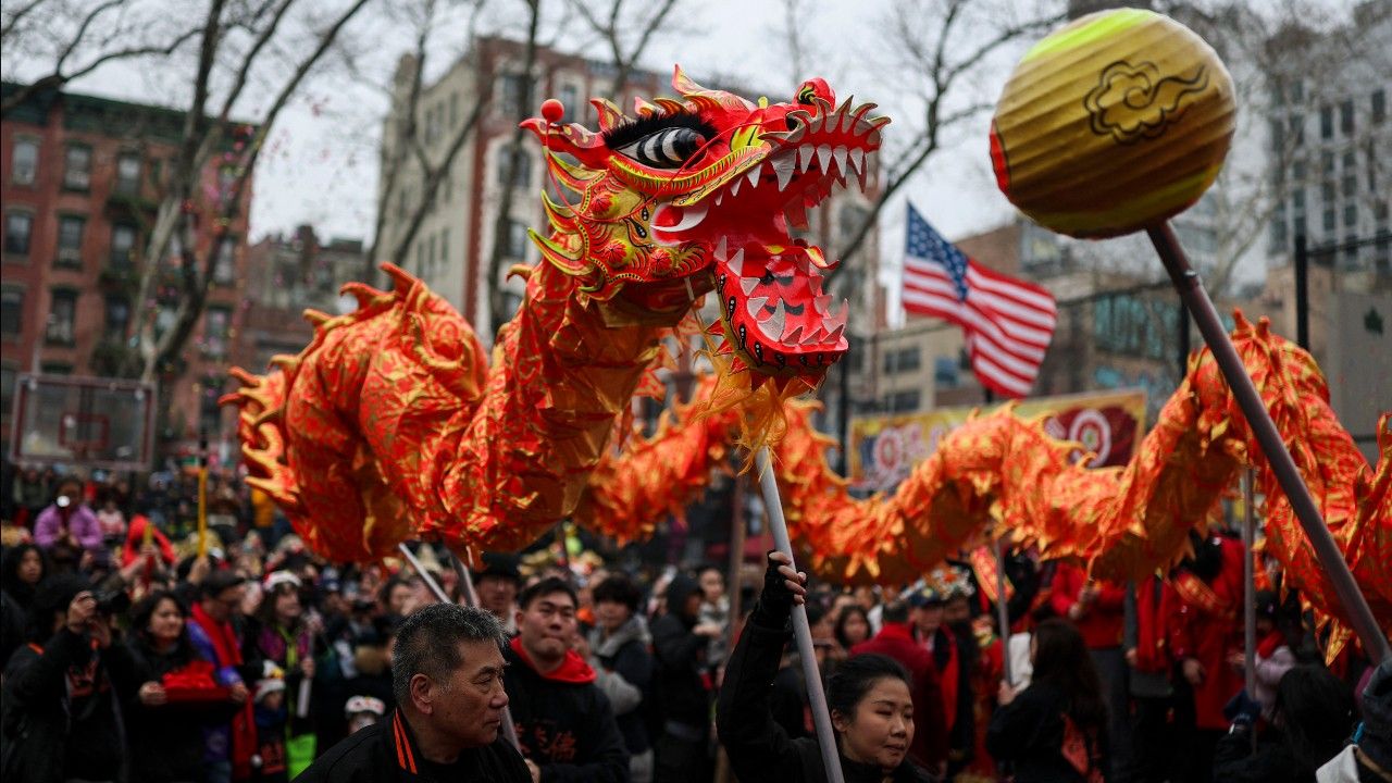 บรรยากาศคึกคัก ชาวนิวยอร์ก-นักท่องเที่ยว รวมตัวฉลองตรุษจีนปีม้าไฟ ย่านไชน่าทาวน์
