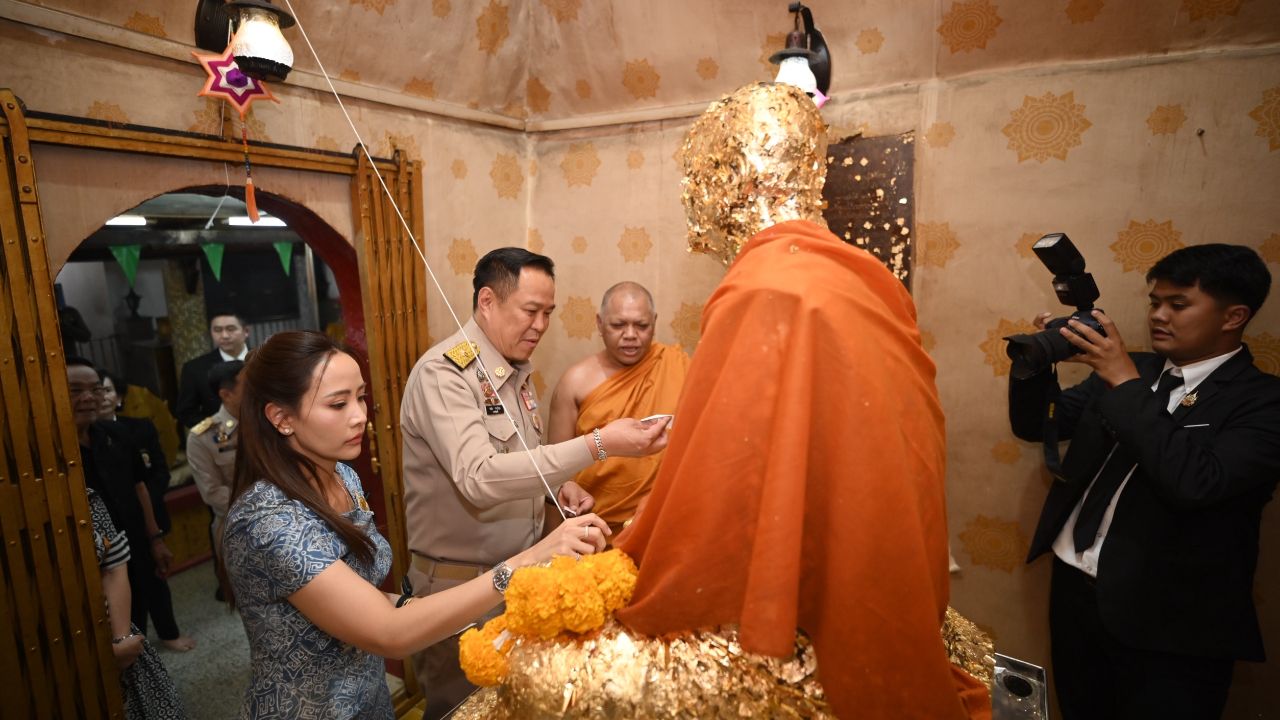 นายกฯ ควง 'จ๋า ธนนนท์' ไปสุราษฎร์ธานี กราบขอพร 'พระวชิรปริยัตยาภรณ์'