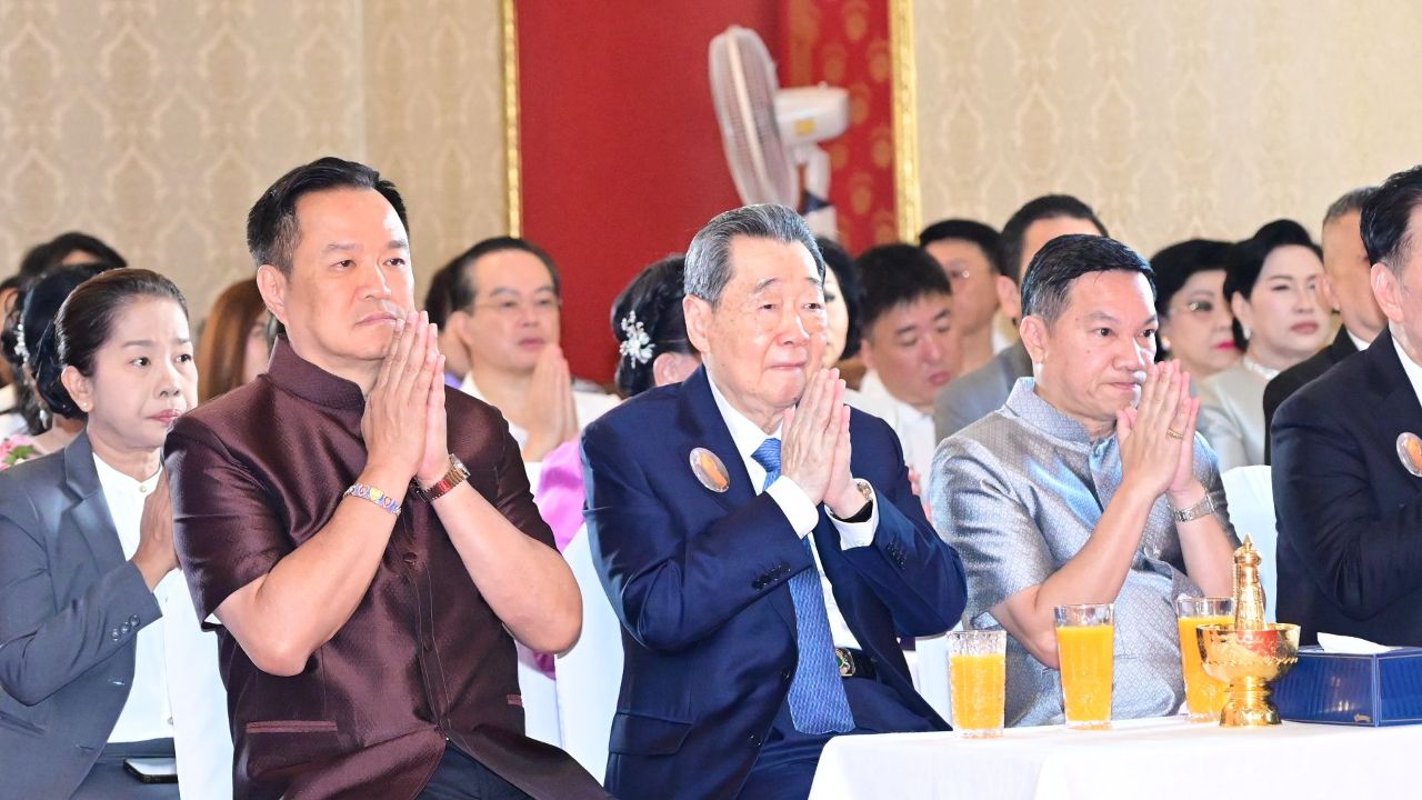 'อนุทิน-เจ้าสัวธนินท์' เจริญพระพุทธมนต์ทำบุญอายุ ครบ 73 ปี 'สมเด็จธงชัย'