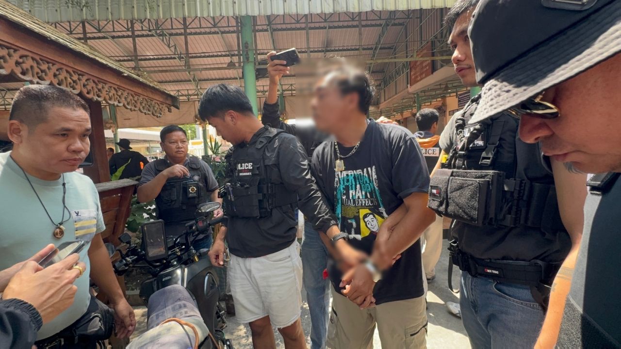 จับแล้ว หนุ่มกร่างตบหน้าป้าร้านน้ำแข็ง โดนหมายจับ พ.ร.บ.อาวุธปืน พบยิงปืนขึ้นฟ้าด้วย