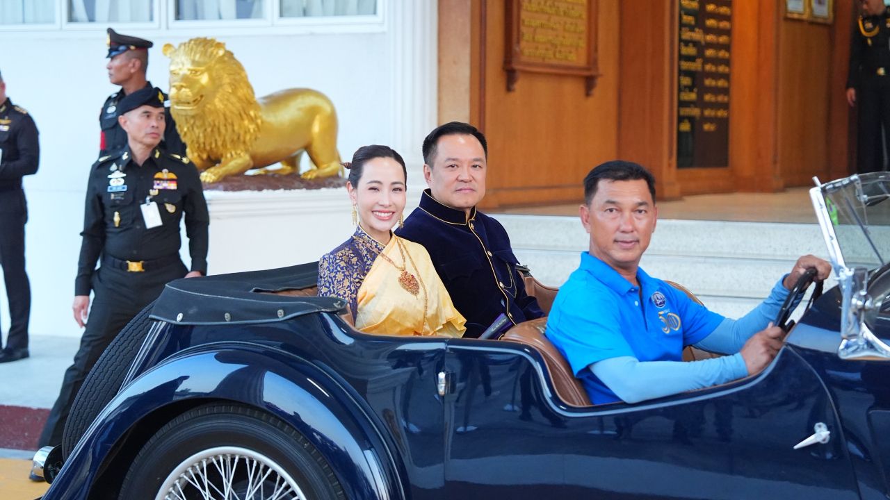 'อนุทิน' ควง 'จ๋า' แต่งชุดไทย ขอบคุณคนเมืองเพชรฯ เลือกภูมิใจไทยยกจังหวัด