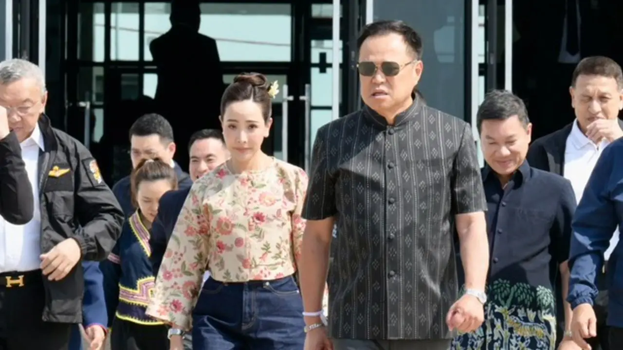 'อนุทิน' ควง 'จ๋า ธนนนท์' ไปเปิดงานประเพณีไหว้พระธาตุช่อแฮ เมืองแพร่