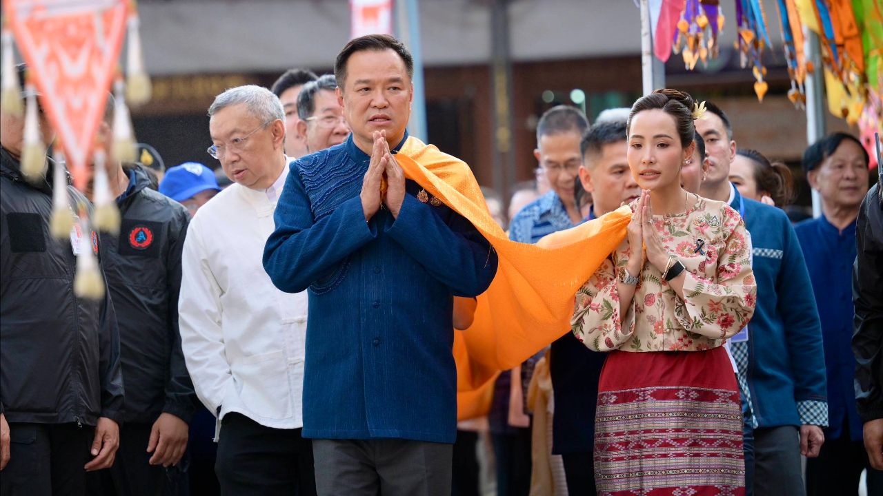 'หนู-จ๋า' เยือนเมืองแพร่ นำคณะห่มผ้าพระธาตุช่อแฮหนุนวัฒนธรรมล้านนา