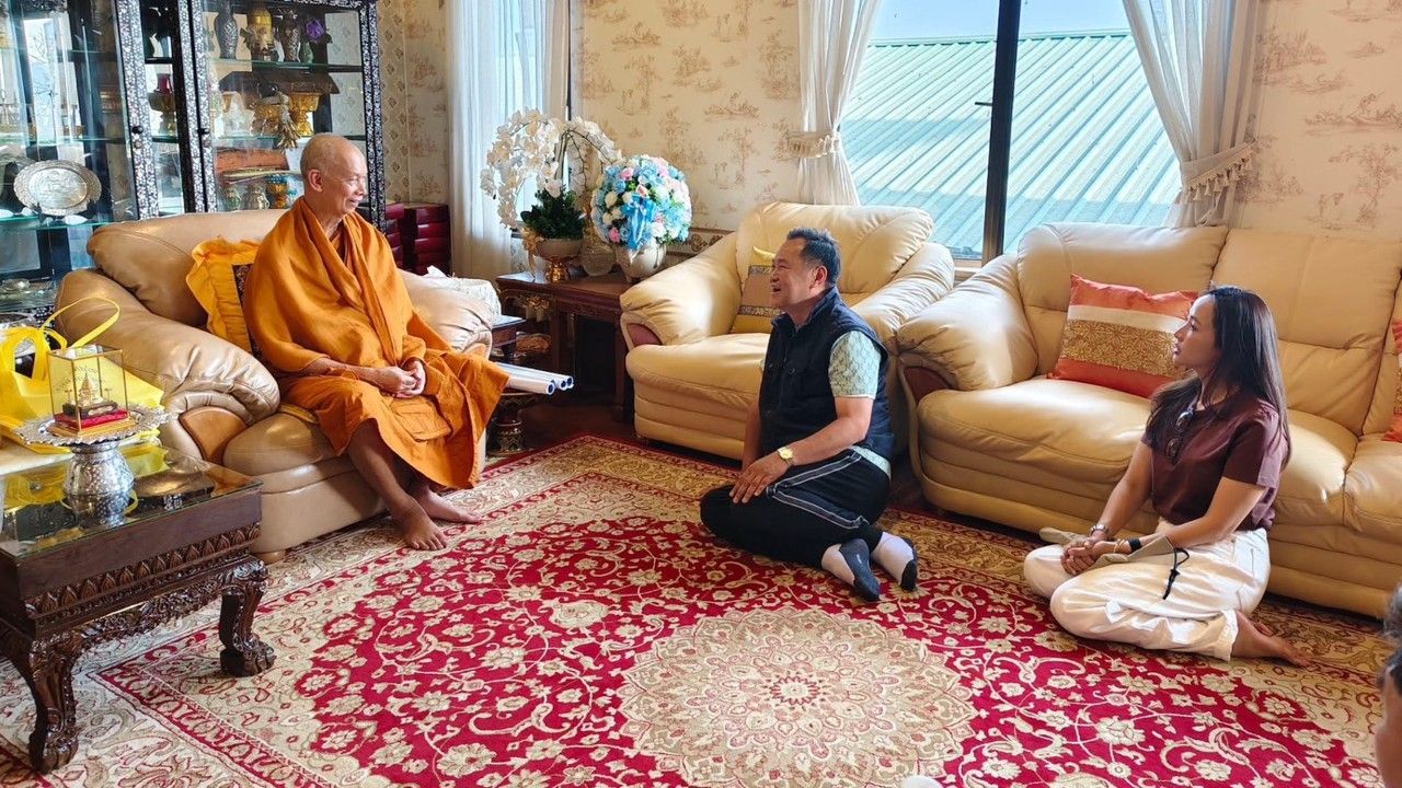 'อนุทิน-จ๋า' ไหว้พระธาตุดอยสุเทพ และพระพุทธสิหิงค์ เชียงใหม่ เพื่อความสิริมงคล