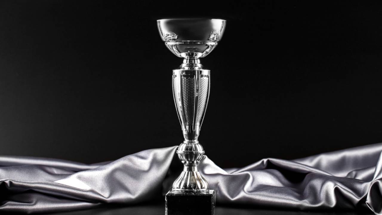 ถ้วยรางวัลโลหะ ราคาแตกต่างกันอย่างไร ควรเลือกแบบไหนให้คุ้มงบ