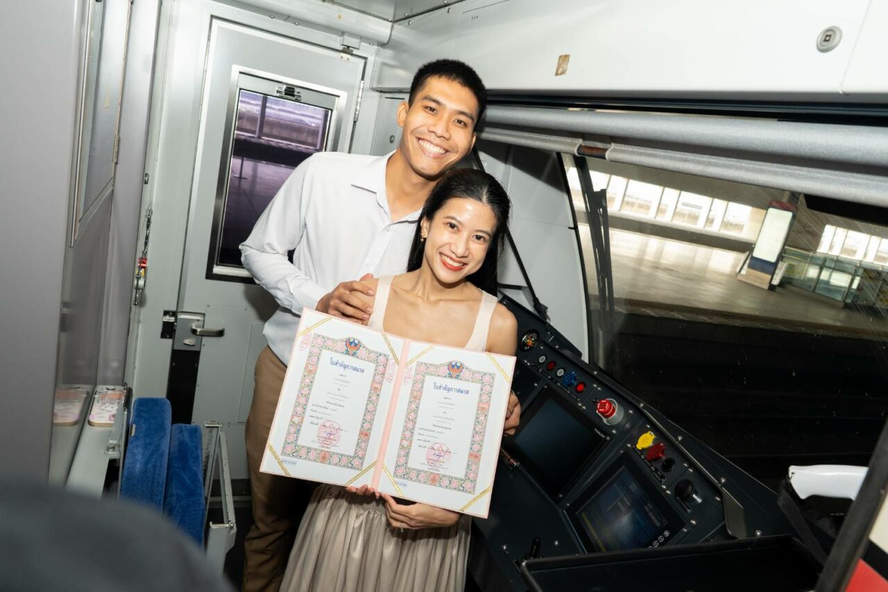 ชื่นมื่น  30 คู่รัก จดทะเบียนสมรสลอยฟ้า บนรถไฟฟ้า 'สายสีแดง' ครั้งที่ 2 ของโลก