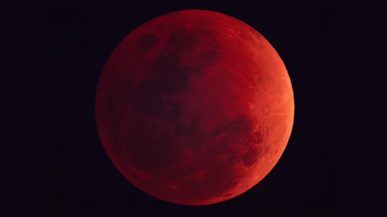 เปิดภาพชัดๆ 'จันทรุปราคาเต็มดวง' สีแดงอิฐ ชมครั้งถัดไปอีก 2 ปีข้างหน้า เช็กเลยตรงกับวันไหน