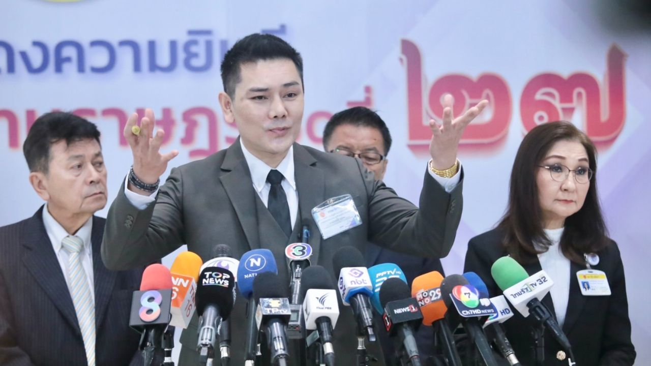 'ทนายอั๋น' เชื่อภูมิใจไทยอาจรอดคดีฮั้ว สว. หลังมีภาพอนุกรรมการสอบคดีฮั้ว ไหว้ 'อนุทิน' งาน MotoGP