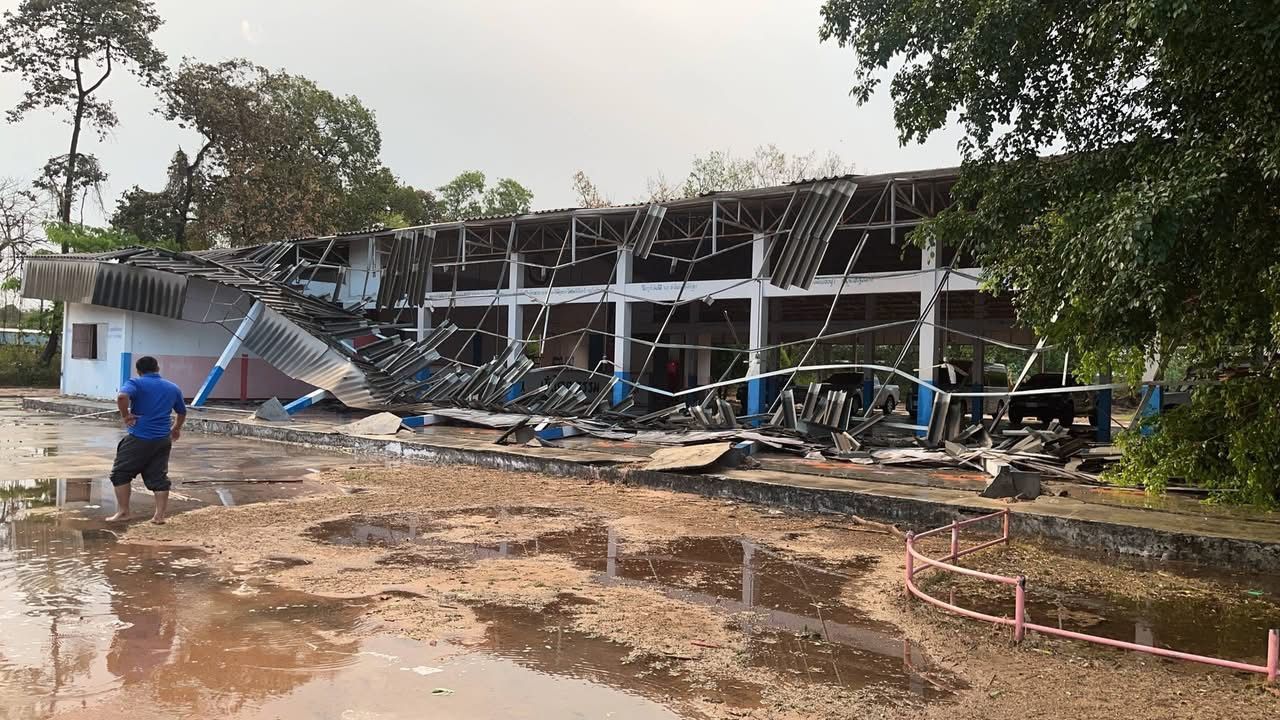 'พายุฤดูร้อน' ถล่มที่ร้อยเอ็ด ฝนตกหนัก-ลมแรง ทำบ้านประชาชน-โรงเรียนพังเสียหาย