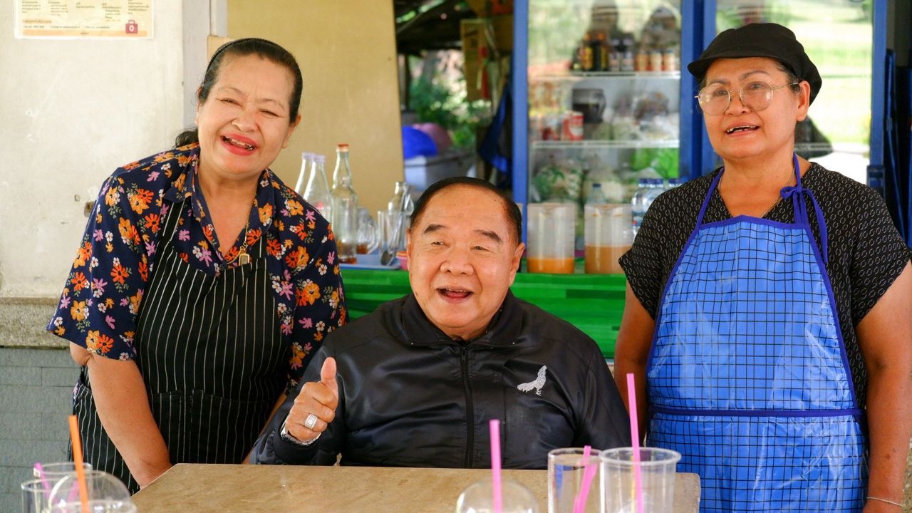 'ลุงป้อม' ชวนเพื่อน ตท.6 ทานอาหารร้านประจำในสนามกอล์ฟ ทบ.