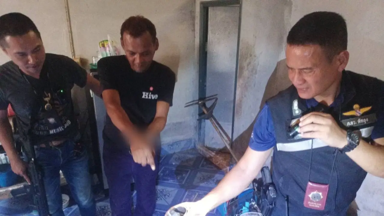 ตำรวจบุกจับ 'หนุ่มป่าบอน' ยึดยาบ้า–ปืน ซ่อน 'ลูกระเบิด M67' ไว้ในห้องครัว