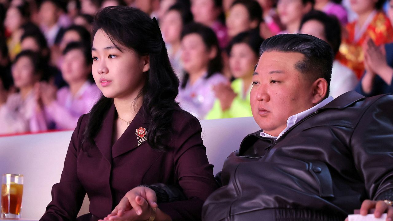 'คิม จองอึน' ยกย่องสตรีเกาหลีเหนือ 'กายอ่อนแอแต่ใจแกร่ง' เนื่องในวันสตรีสากล
