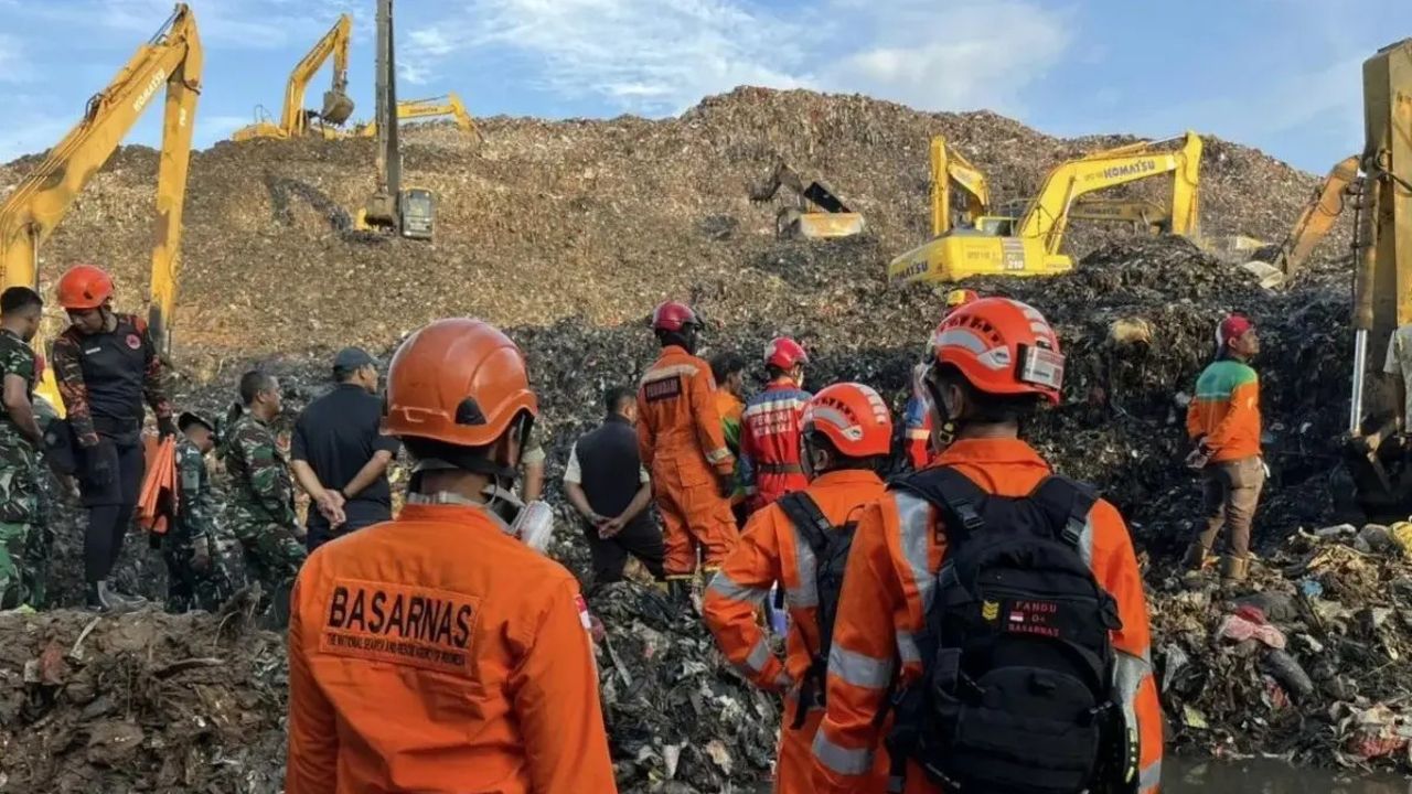 กองขยะมหึมาถล่มทับคนในอินโดนีเซีย ฝังรถบรรทุก-ร้านค้า ดับแล้ว 4 ศพ