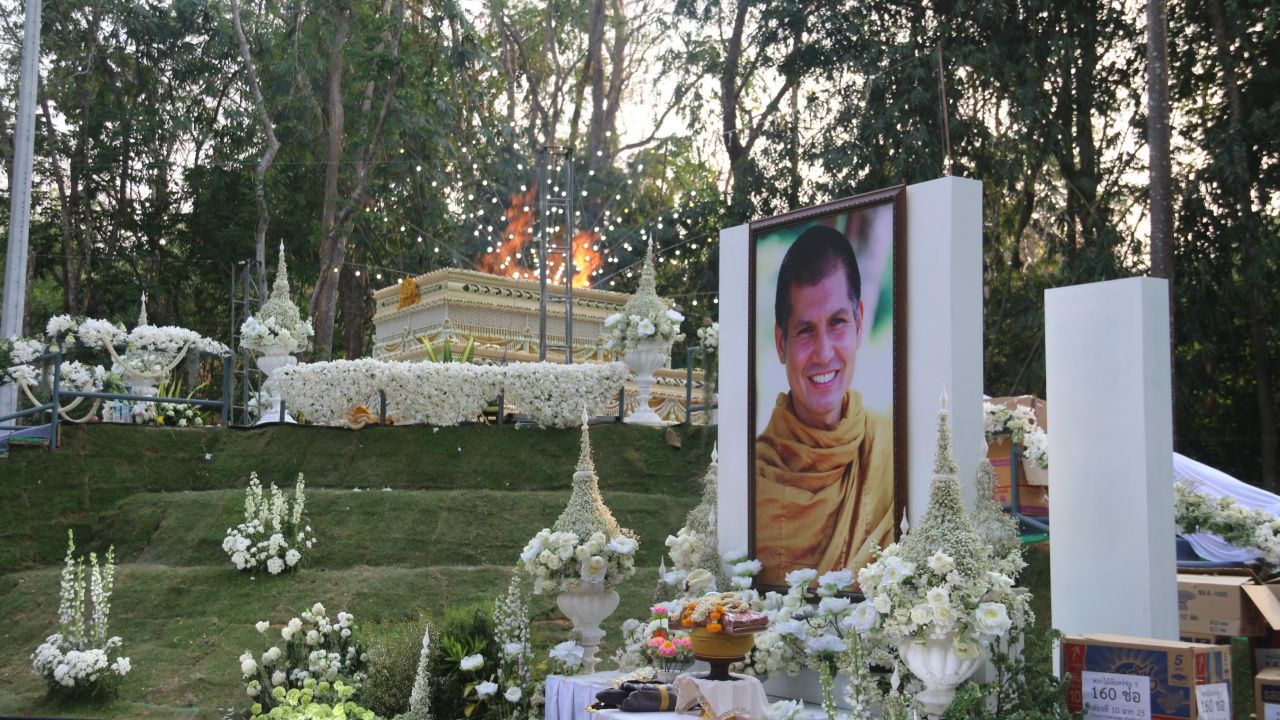 น้ำตาท่วม สลายร่าง 'อดีตพระยันตระ' สำนักป่าสุญญตาราม พุทธศาสนิกชนหลายพันคนร่วมพิธี