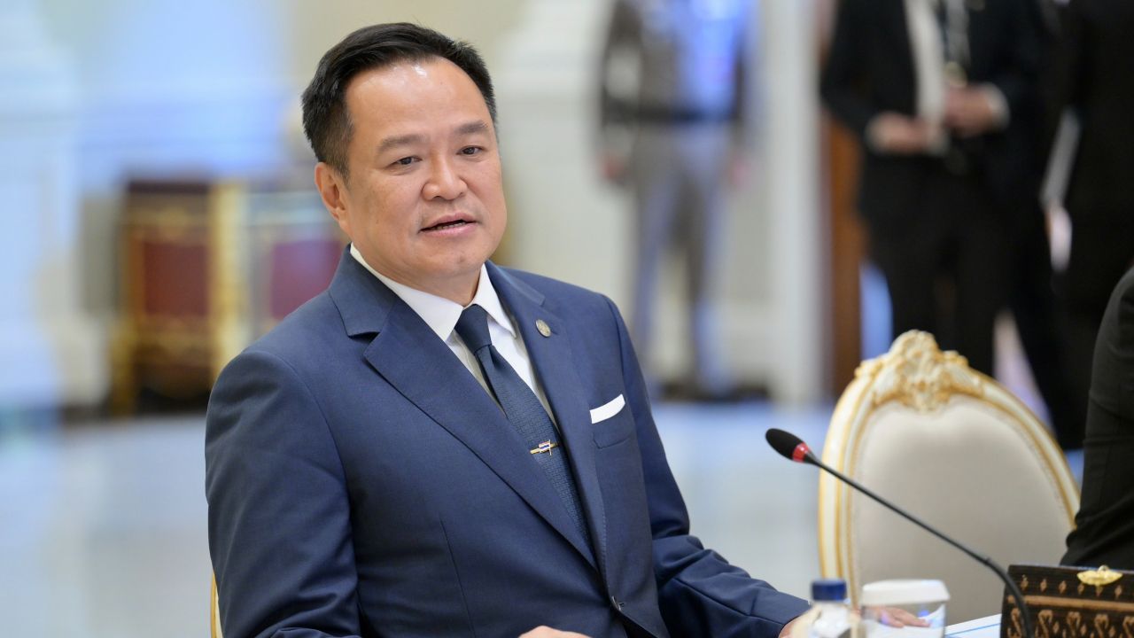 นายกฯ ลาป่วย มอบ 'พิพัฒน์' นำประชุม ครม. ถกมาตรการประหยัดพลังงาน ขณะ รมต. งดใส่สูทเข้าประชุม