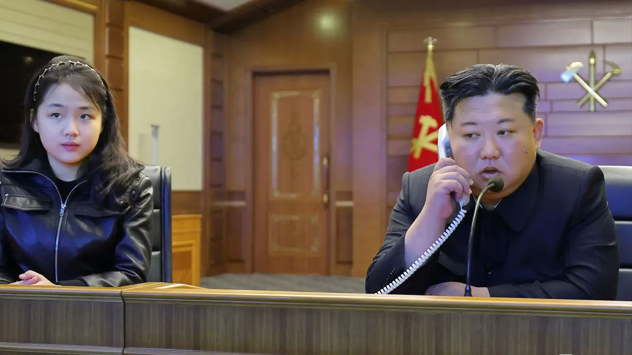 'คิม จองอึน' ควงบุตรสาวคุมทดสอบขีปนาวุธนำวิถีจากเรือพิฆาต
