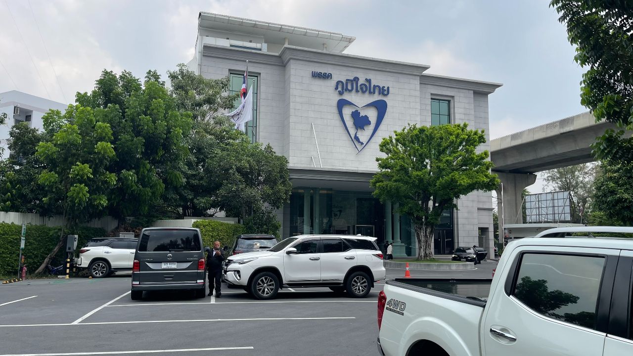'ภูมิใจไทย' คึกคักประชุม สส. ก่อนเปิดสภาฯ จับตา 'เพื่อไทย' บุกถิ่นสีน้ำเงินส่งโผ ครม.