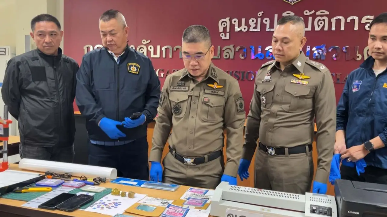 รวบคู่หูแสบ ร่วมกันขายบัตรประชาชนปลอม-ใบภาษีรถยนต์-ใบขับขี่ปลอม