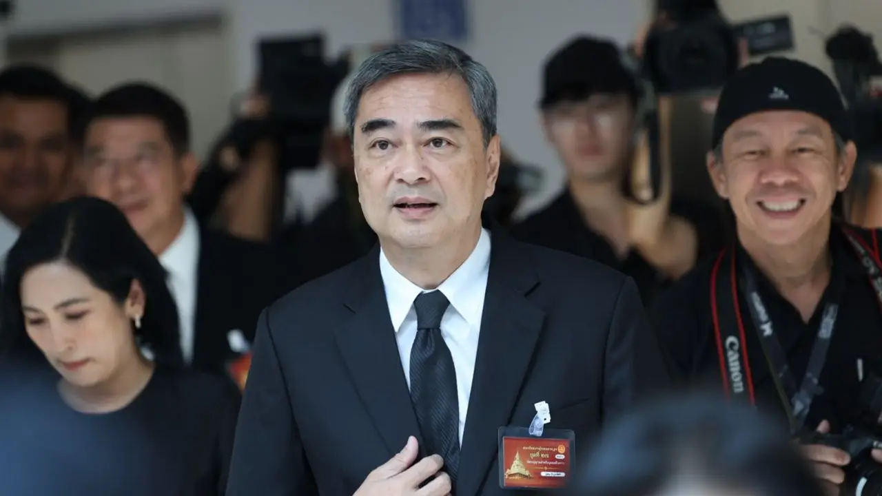 'อภิสิทธิ์' จี้รัฐดึงกำไรค่าการกลั่นเข้ากองทุนน้ำมัน ลั่นต้องทบทวนโครงสร้างราคาพลังงาน