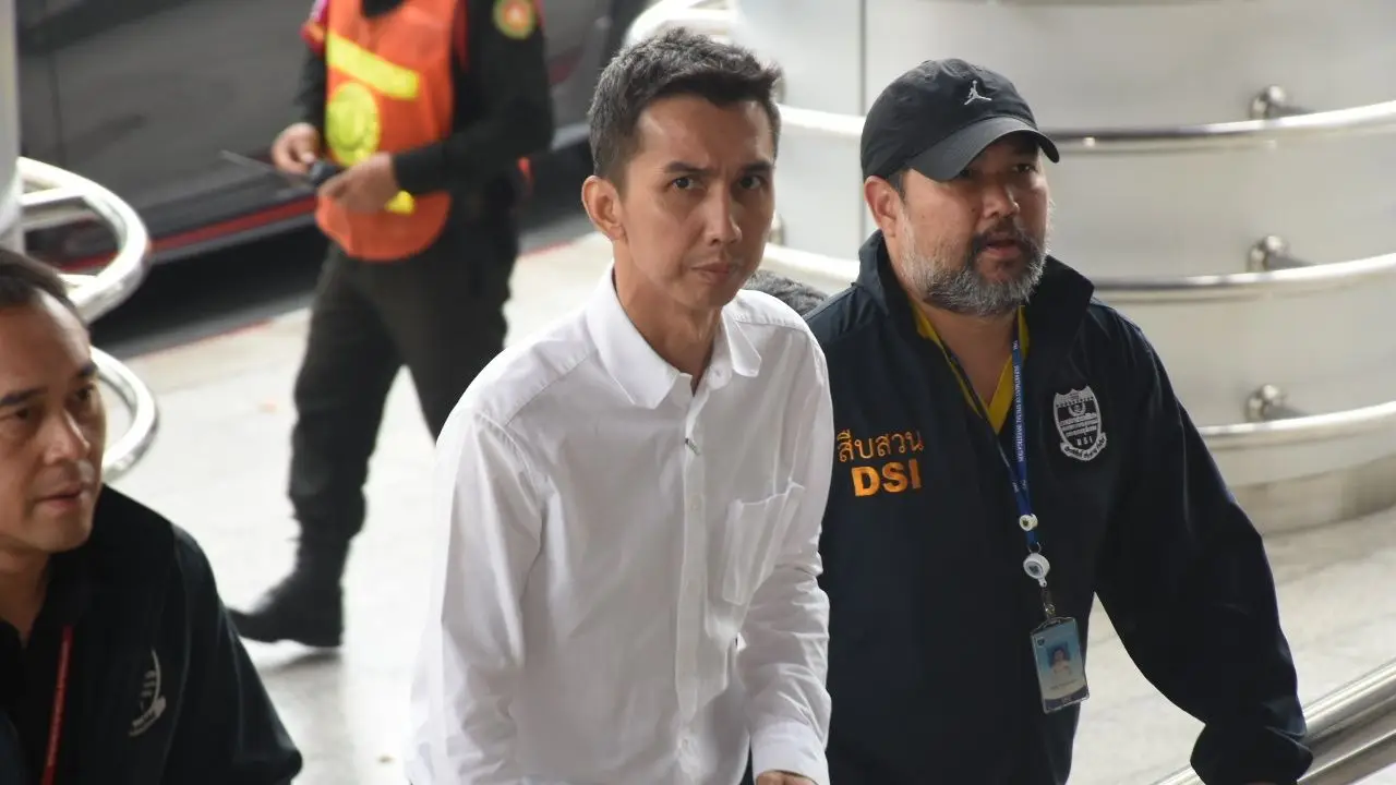 คุมตัว 'ชนนพัฒฐ์' ส่งศาลอาญา ขอฝากขัง เจ้าตัวปัดตอบสื่อ บอกสั้นๆ 'ขอโทษที'