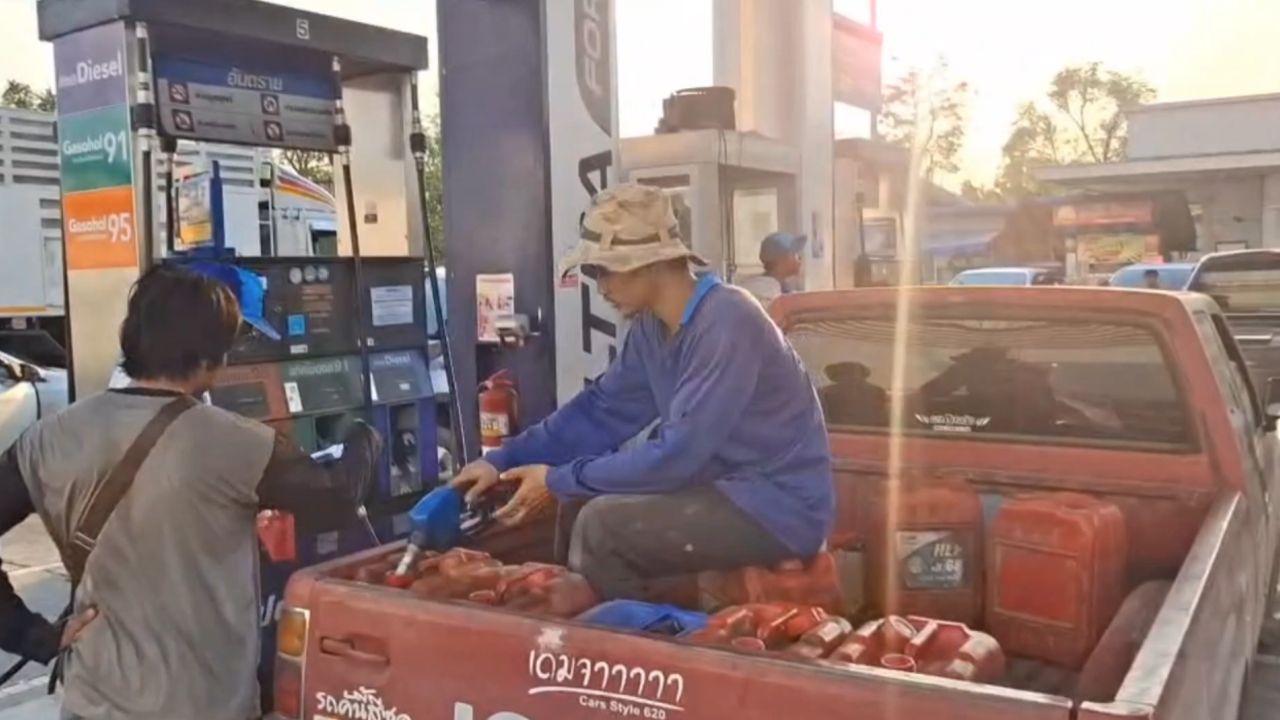 ดีเซลขาดแคลน เกษตรกรพิจิตรโอด ต้องข้ามอำเภอมาต่อคิวเติมน้ำมันเข้าสวน