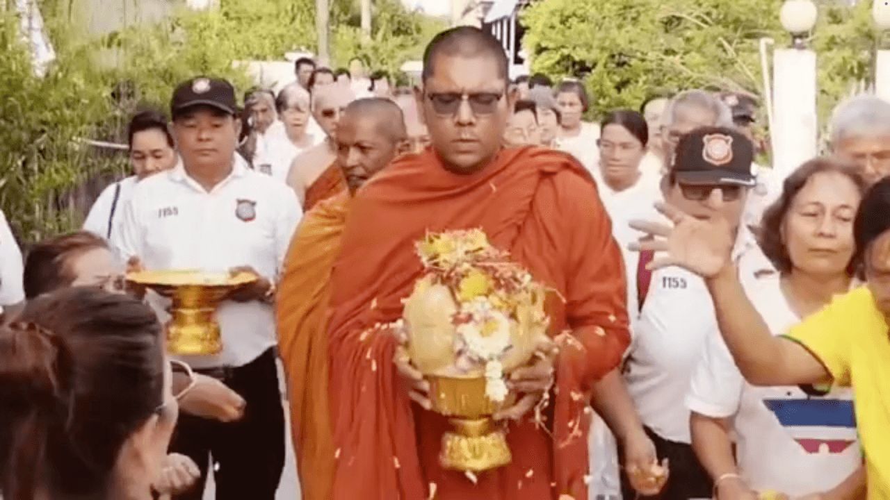 โรยดอกไม้ นำอัฐิธาตุ 'อดีตพระยันตระ' กลับบ้านเกิด ที่ปากพนัง