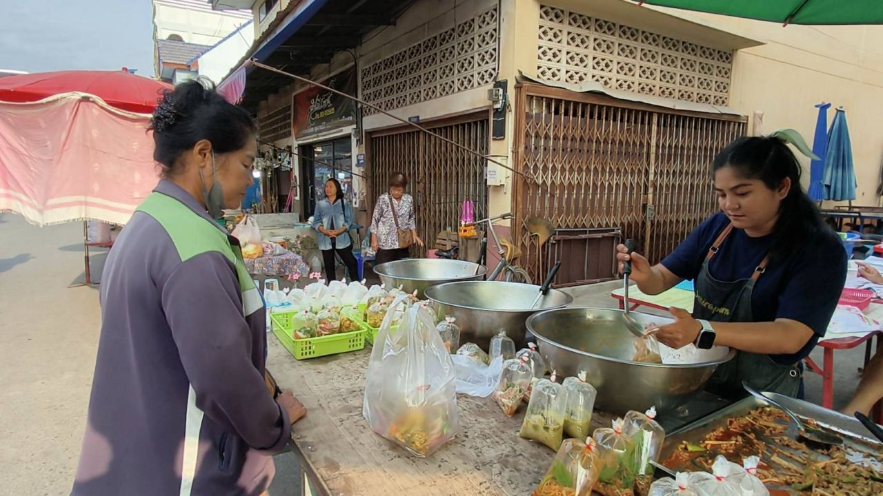 กลัวลูกค้าหนี ร้านข้าวแกงไม่กล้าปรับราคา หลังต้นทุนขยับ ทั้งวัตถุดิบ-ถุงแกง