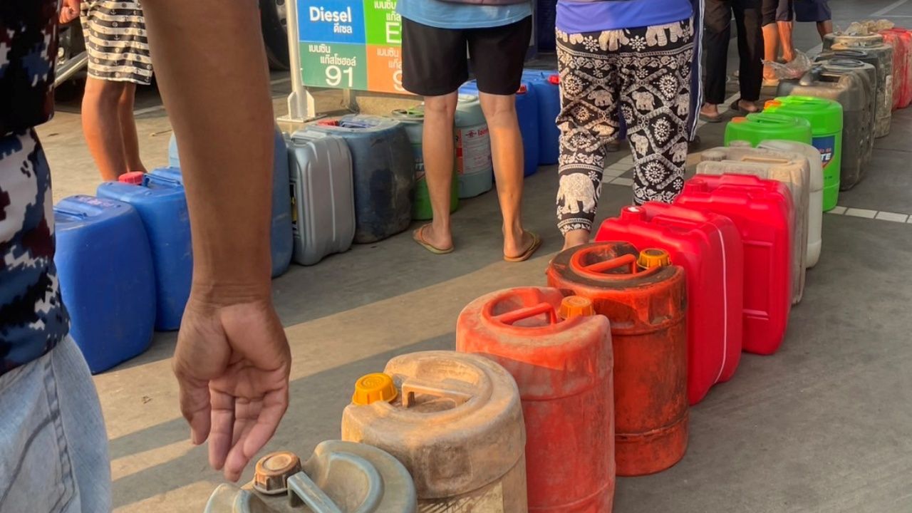 เกษตรกรไม่วางใจ แห่ต่อคิวซื้อ 'น้ำมันดีเซล' หวั่นไม่มีใส่เครื่องสูบน้ำ ลงนาข้าว