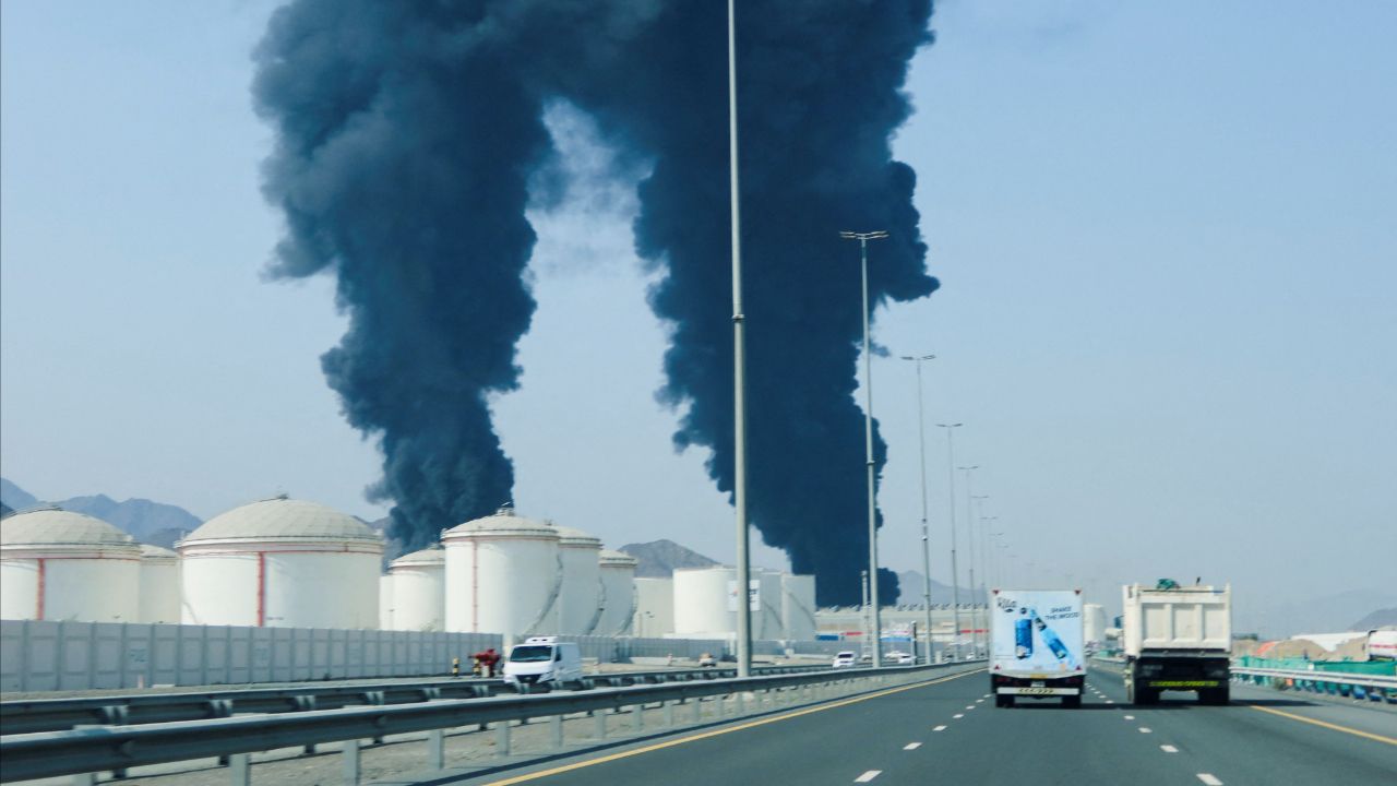 อิหร่านเอาคืน ถล่มคลังน้ำมันยักษ์ใหญ่ใน UAE หลังสหรัฐฯ โจมตีเกาะคาร์ก