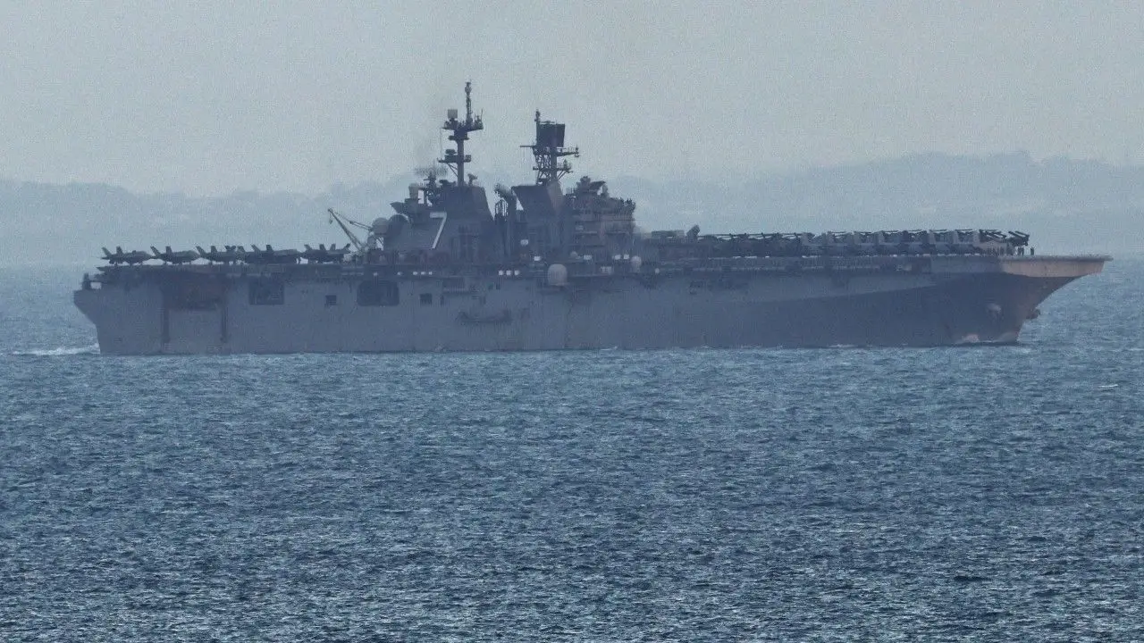 เรือรบสหรัฐ 'USS Tripoli' ผ่านใกล้ช่องแคบมะละกา สิงคโปร์ มุ่งหน้าตะวันออกกลางเสริมกำลังนาวิกโยธิน