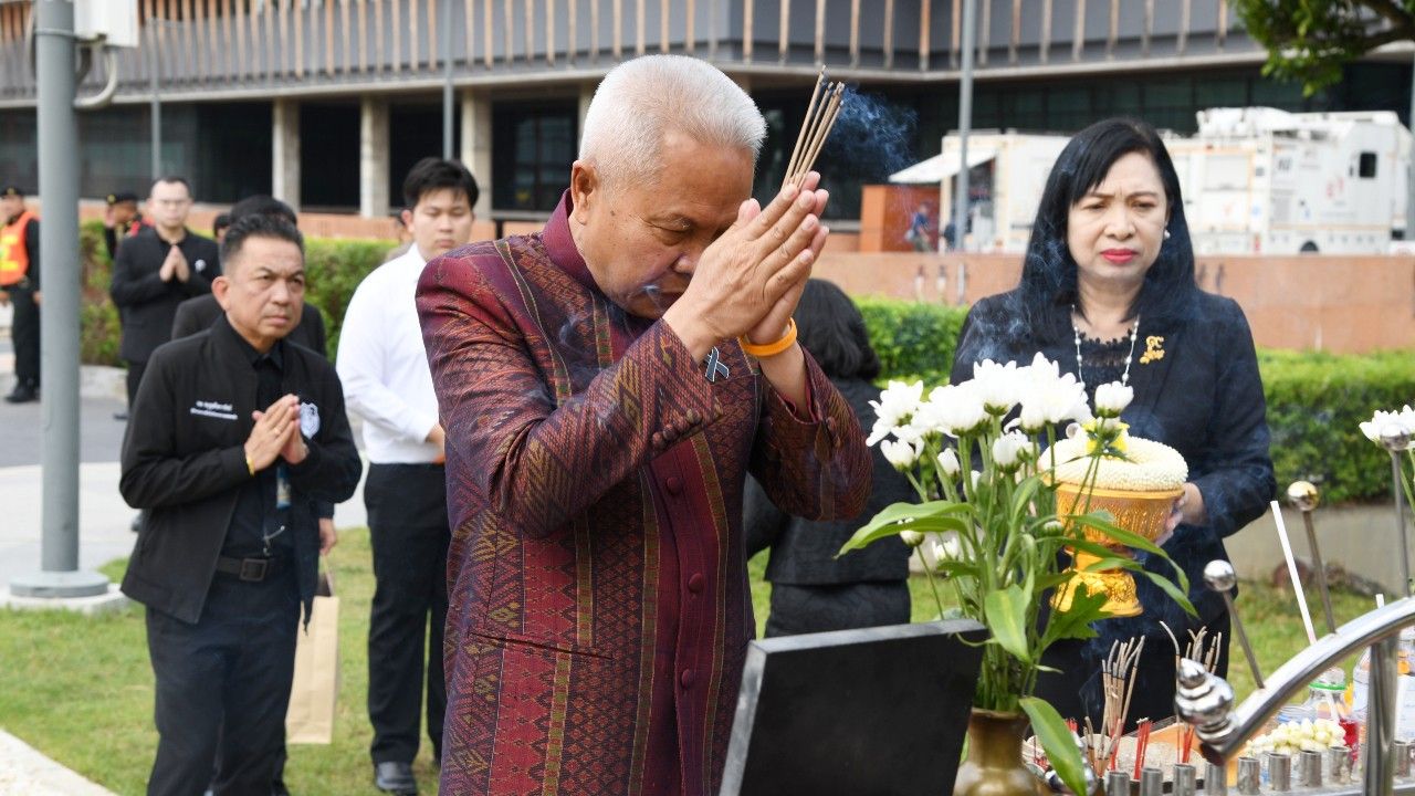 'โสภณ' สักการะศาลพระสยามเทวาธิราชฯ-อนุสาวรีย์ ร.7 ก่อนปฏิบัติหน้าที่