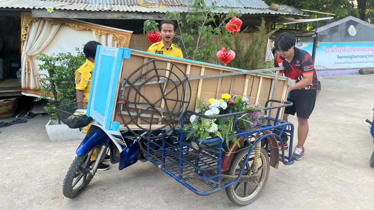 กู้ภัยเมตตาธรรมกาฬสินธุ์ ปรับแผนใช้ 'ซาเล้ง' ช่วยขนโลงศพ ฝ่าวิกฤตน้ำมันแพง