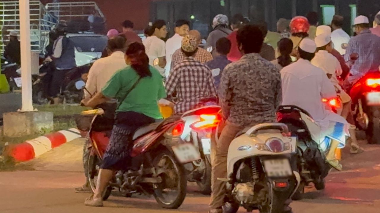 แม่สอด ยังต่อคิวจนล้นปั๊ม พบ 'พม่า' จ้างคนไทย นำแกลลอนวนเติม ตามปั๊มต่างๆ