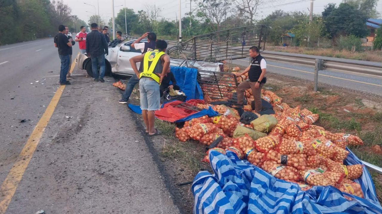 กระบะขนหัวหอม เสียหลักเทกระจาด เจอซุกยาบ้า 3 ล้านเม็ด คนขับล่องหน