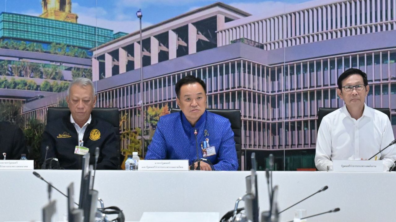 'อนุทิน' ยันไม่มีแอบส่งน้ำมันไปให้กัมพูชา ตอบไม่ได้ใครทำน้ำมันขาดแคลนเพราะมันไม่ขาดแคลน