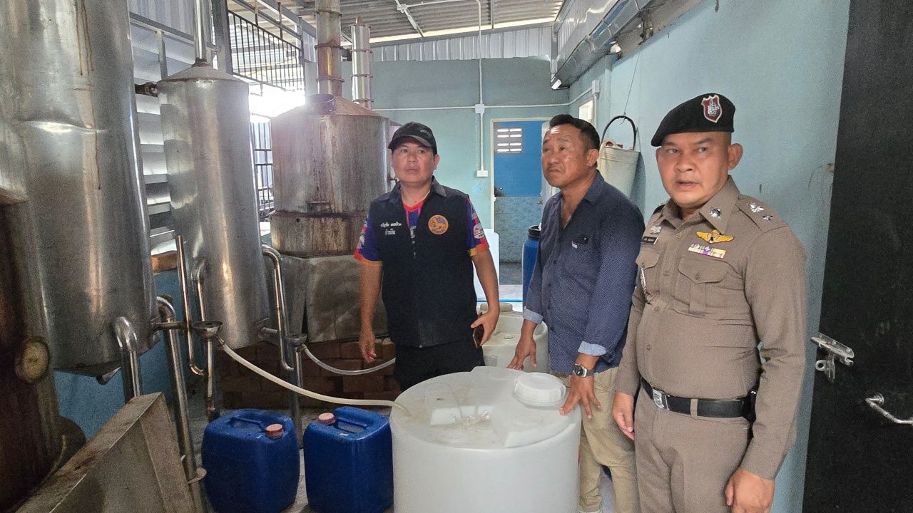 ตำรวจบุกทลายแหล่งผลิต 'เหล้าเถื่อน' รายใหญ่ จ.ชลบุรี พบของกลางจำนวนมาก